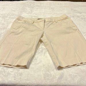 Beautiful BCBG Short size 4